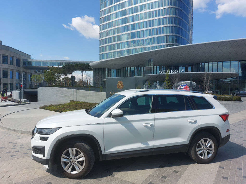 STB taxi vozilo ispred St Regis hotela
